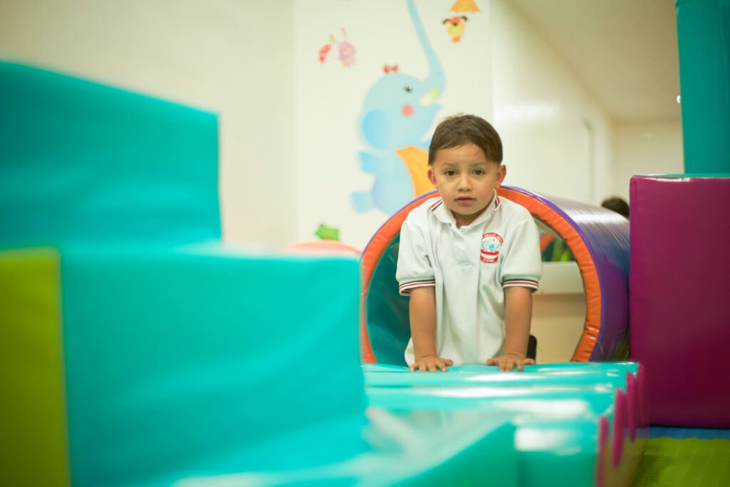 Terapia niño feliz Fundación SURCOS Bogotá Colombia